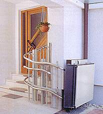 Plattforrmlifter hochgeklappt, bentigt nur wenig Platz